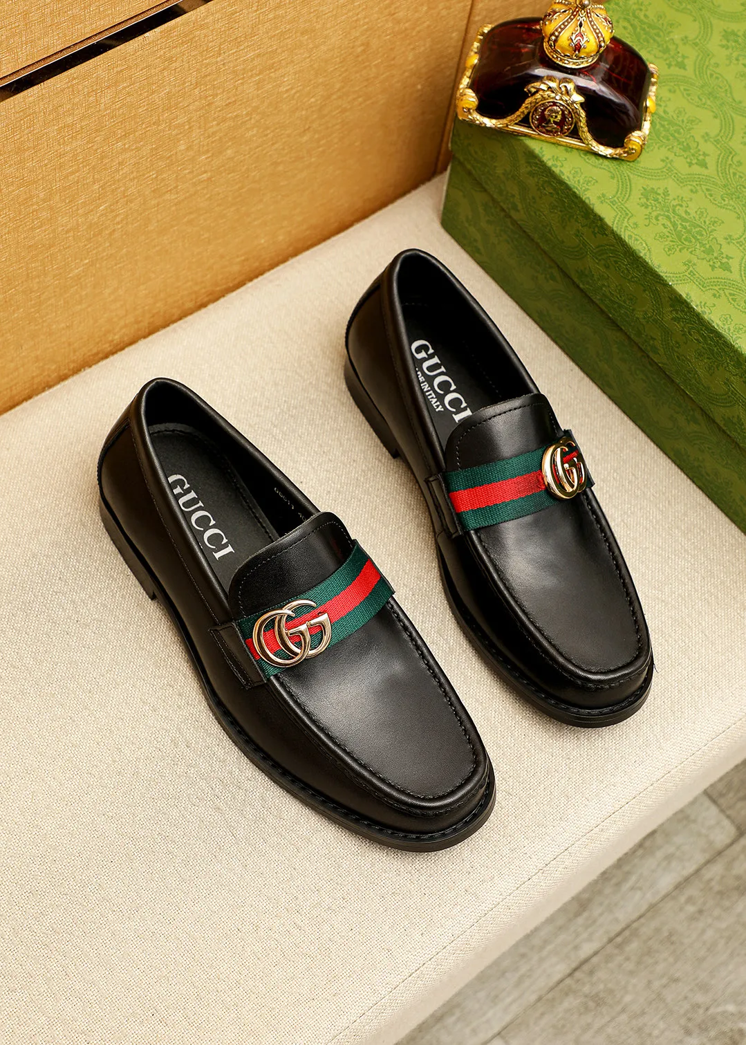 Men's shoes 💰480 💐 Product trademark: GUCCI "Gucci" casual leather shoes Regular size: 38-44 (45.46🉑️customized) Product materials: Selected imported first-layer calfskin upper + luxury hardware buckle, imported water-dyed cow leather lining. Strong three-dimensional visual effect, original outsole color: 2 colors available